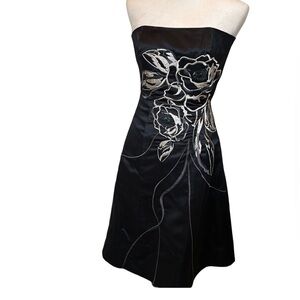 WHBM 💐Stunning embroidered black strapless dress